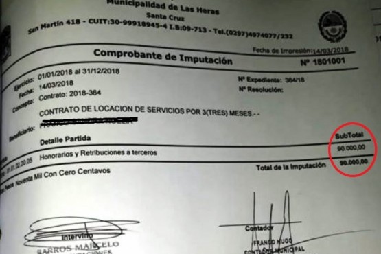 El contrato de la mujer está firmado por el contador municipal,  Hugo Franco y por Marcelo Barros