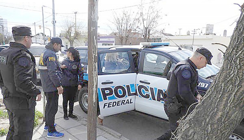 Momento en que la mujer es trasladada a la dependencia. (Foto: El Diario de Maryn)