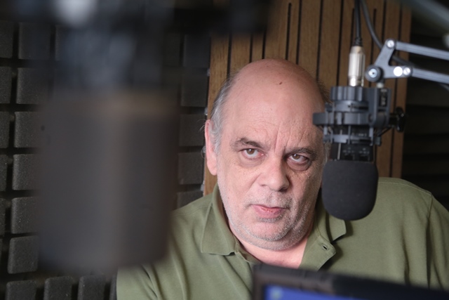 Giubetich en el piso de Tiempo FM. (C.G)