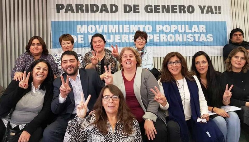 Las miembras del Movimiento de Mujeres Justicialistas junto a lxs diputadxs Alonso y Bezi