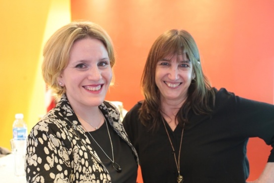 Las Arq. Magdalena Vacca y Ariadna Giménez, ayer antes de la disertación. (C.G.).  