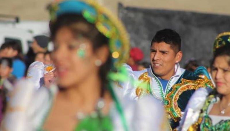 Residentes Bolivianos en Puerto Madryn conmemorando el 6 de agosto, entrada de la Virgen de Copacabana.