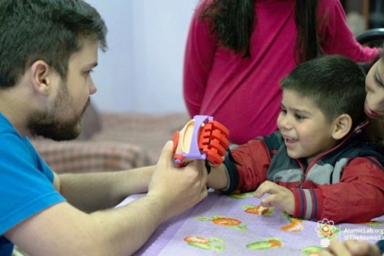 Llega a El Calafate el joven inventor que regala prótesis