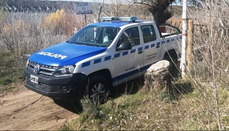 Vivienda allanada por el personal policial de Los Antiguos y elementos recuperados durante el procedimiento. 