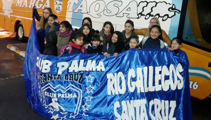 Las chicas, felices, antes de viajar.