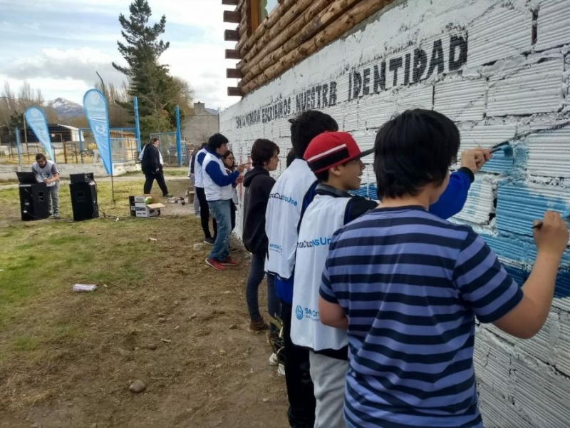 Pintada de mural por parte de los jóvenes. 