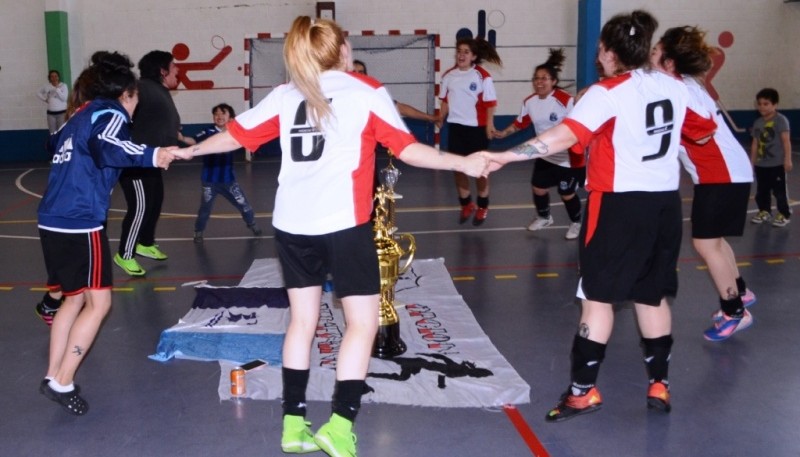 Las chicas en pleno festejo con el título bajo el brazo.