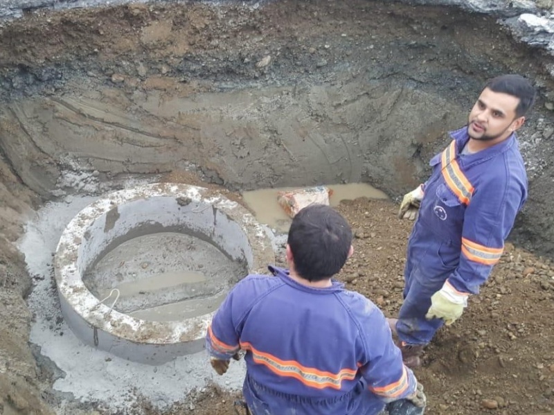 Ayer comenzaron a trabajar en el lugar. 