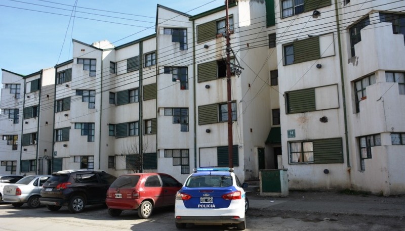 El allanamiento se concretó en un departamento del barrio 122 Viviendas. (C.R.)