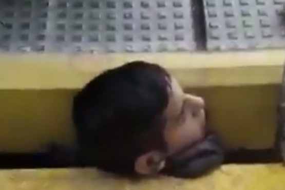 El chico atrapado en el espacio entre el tren y el andén en Merlo