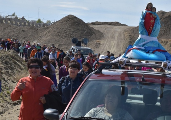 Los fieles junto a la imagen de la Virgen. 