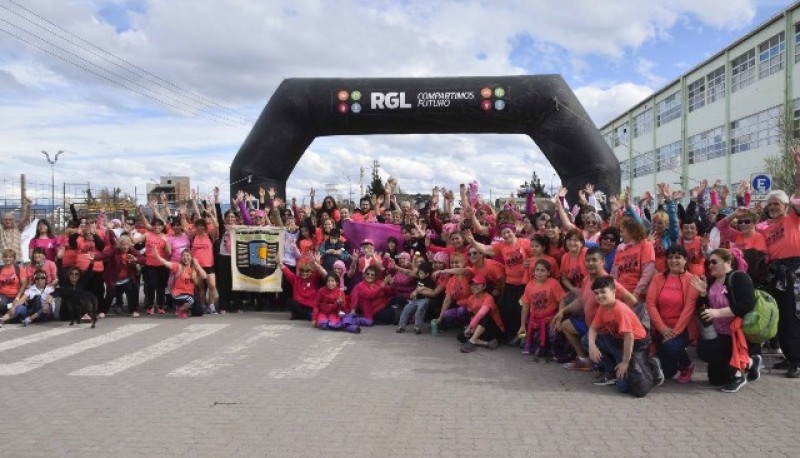 Las mujeres se movieron en la costanera.