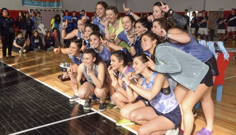 Las chicas posando para la foto con el trofeo en mano.