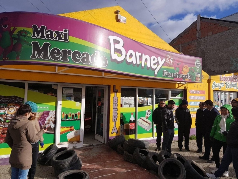 Reclamo en las puertas del kiosko. (Foto: Facebook Claudio Silva) 