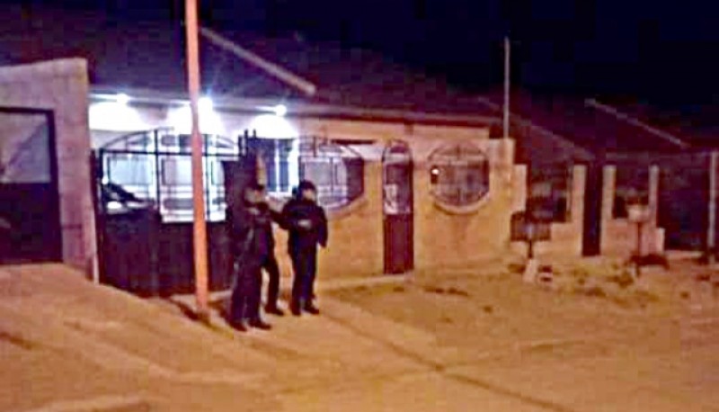 La policía montó guardia frente a la casa de Ariel Peredo.