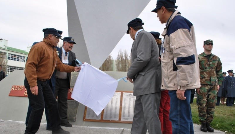 La placa homenaje contiene el nombre de los 586 integrantes de la Base Aérea Militar que estuvieron en 1982. 