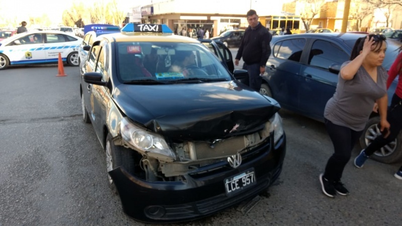 Otro taxi involucrado en una tarde accidentada. (C.G)