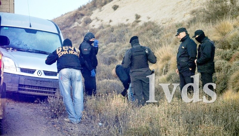 Momentos del operativo y luego Naino es ingresado a una sede policial de Caleta Olivia. (Fotos: La Vanguardia del Sur)