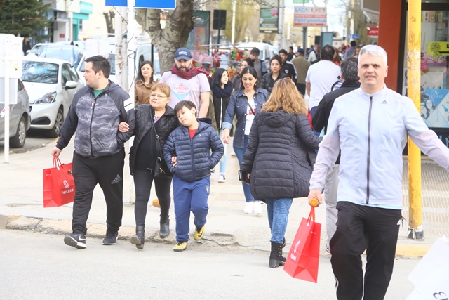 La gente aprovechó el clima y salió a comprar. (C.G)