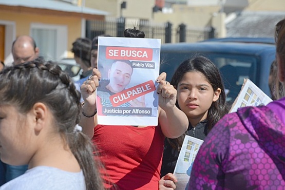 La familia y vecinos se concentraron en Entre Ríos y Pasteur. (Foto: C.R.)