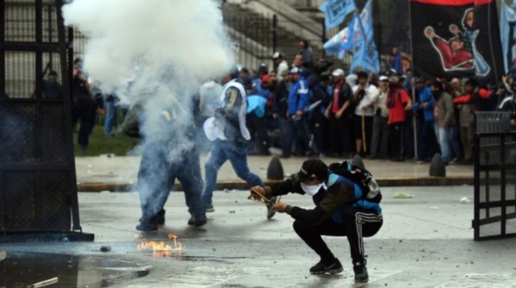 Los atacantes utilizaron piedras, palos y bombas molotov.