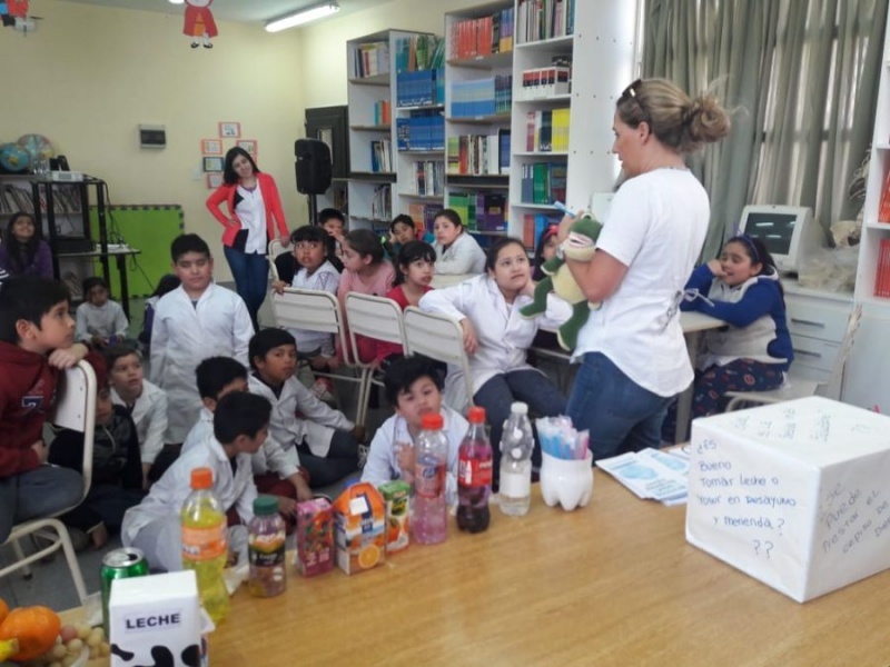 Los chicos aprendiendo hábitos saludables. 