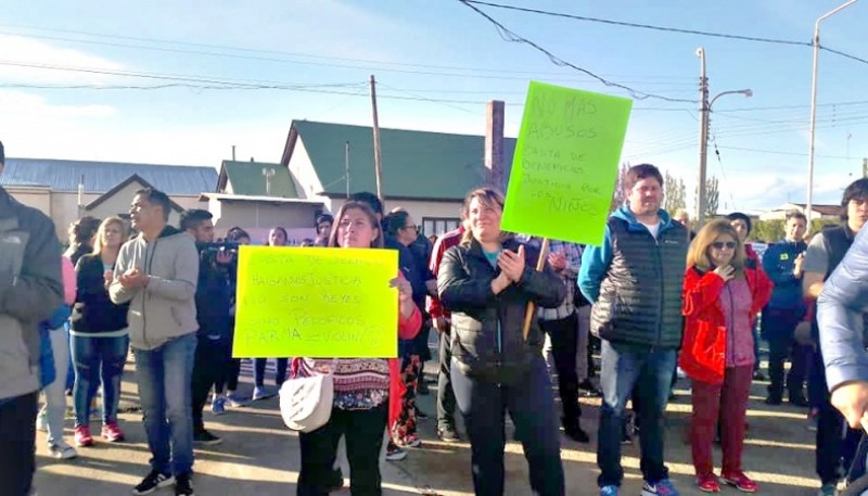 La marcha de ayer terminó en la comisaría donde está detenido el cura Nicolás Parma.