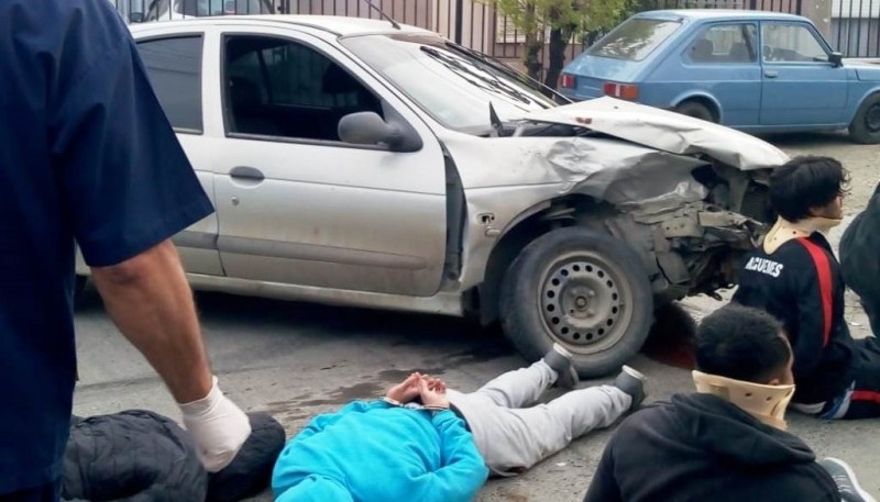 En el violento choque de Alvear y Potosí, jóvenes ebrios se enfrentaron con la policía y fueron demorados. (Fotos O.R.)
