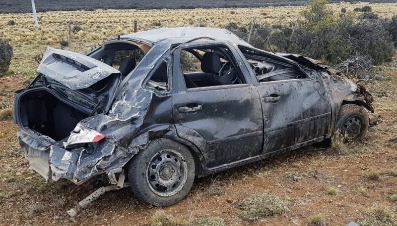 El Ford Fiesta Max quedó destruido a causa de los tumbos. 