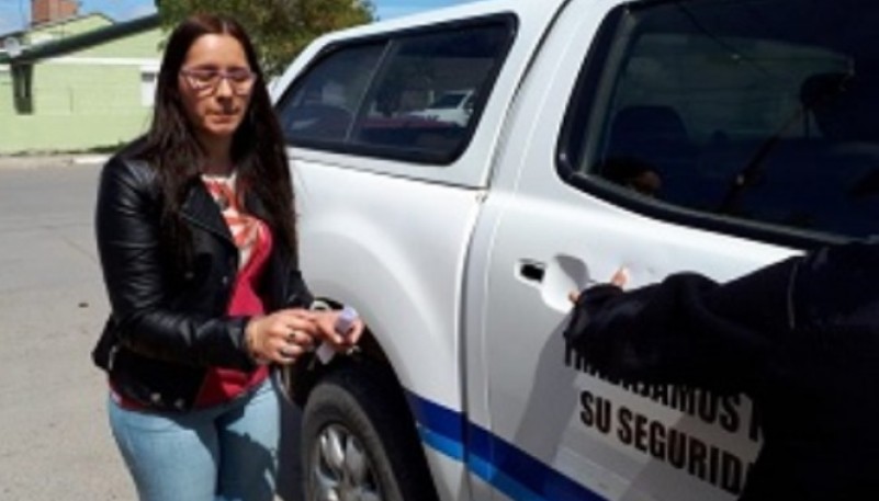 La presidente del PJ de Las Heras, Natalia Bórquez, fue esposada cuando se encontraba en el edificio del Concejo Deliberante de Las Hera y fue trasladada en un patrullero hasta los calabozos de la Comisaria Seccional Segunda.