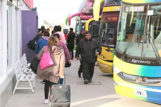 El sujeto al bajar en la terminal de ómnibus habría sustraído la mochila. 