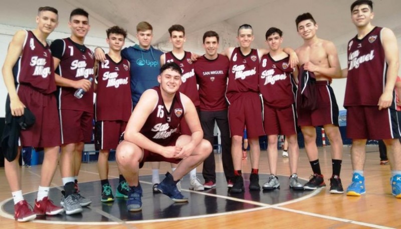 Los chicos hicieron la previa en la final del Evita. 