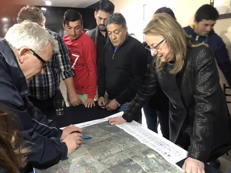 Alicia visitó el barrio donde se realiza la obra. 