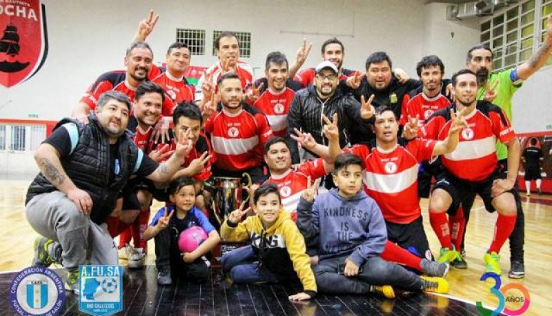 El campeón en pose ganadora. 