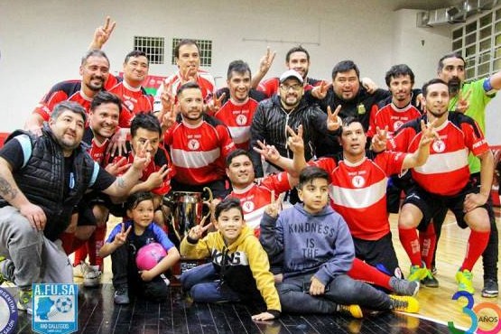 El campeón en pose ganadora. 