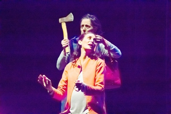 Julia Álvarez y Mariela Insúa en la obra. 