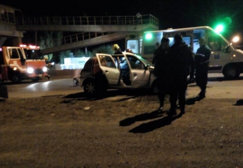 El Clío quedó destruido (Foto: C.R)