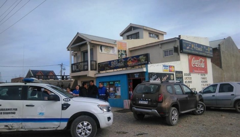 El asaltante colocó precintos a empleadas y a los dueños del comercio. (Foto: Danilo Silva)