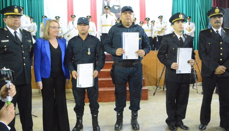 Acompañada por el jefe de la fuerza, José Luis Cortés y el jefe de la División Regional Norte, Carlos Bordón, la gobernadora entregó resoluciones a un grupo de policías locales que se enfrentaron a una banda de delincuentes armados y lograron detenerlos.