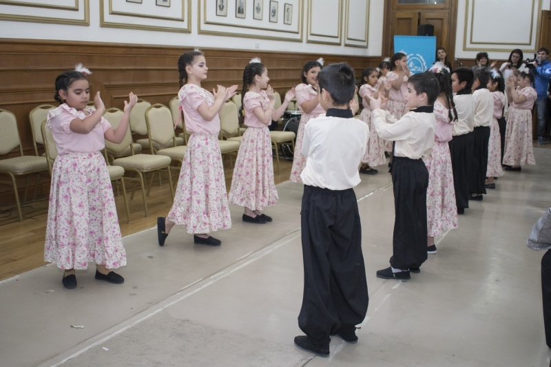 Danzas folclóricas en el Salón.