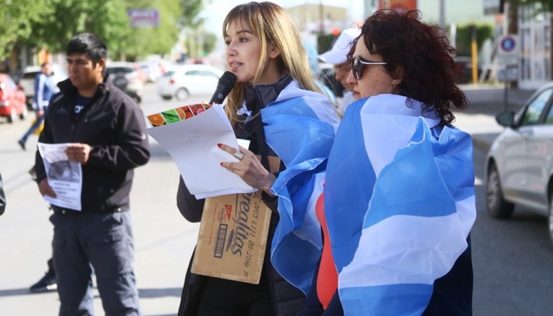 La familia y amigos empapelaron las vidrieras del local comercial. (Foto: C.G.)