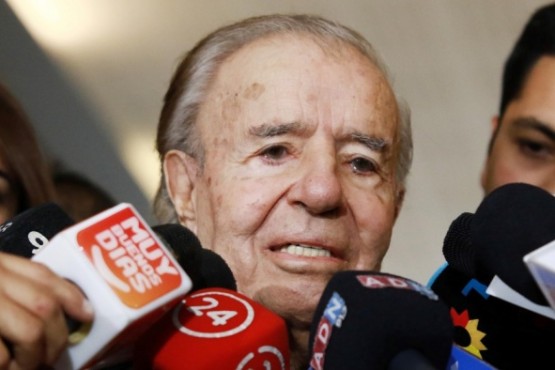 Carlos Menem habla con la prensa tras visitar a su hijo Máximo en la Clínica Las Condes. (DPA)