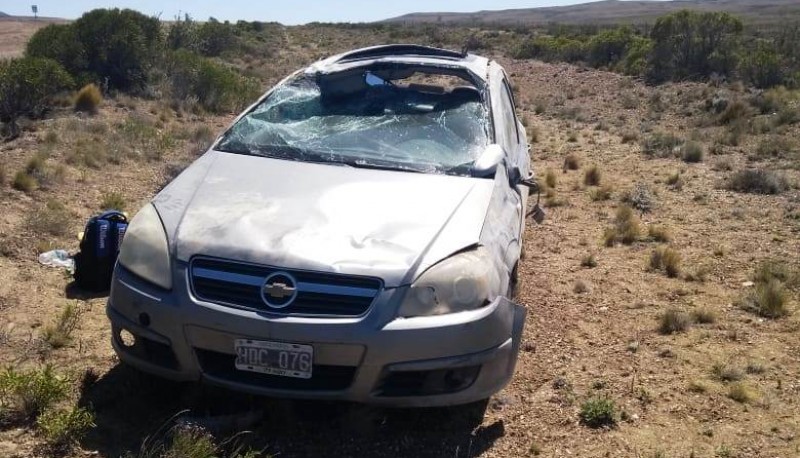 El Chevrolet Vectra se salió de la calzada y terminó a los tumbos en la banquina. 