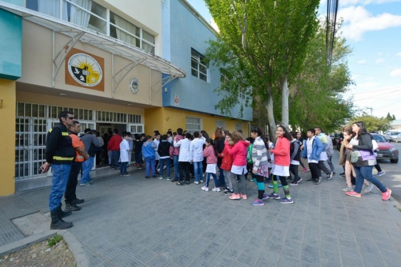 Los chicos en plena evacuación. 