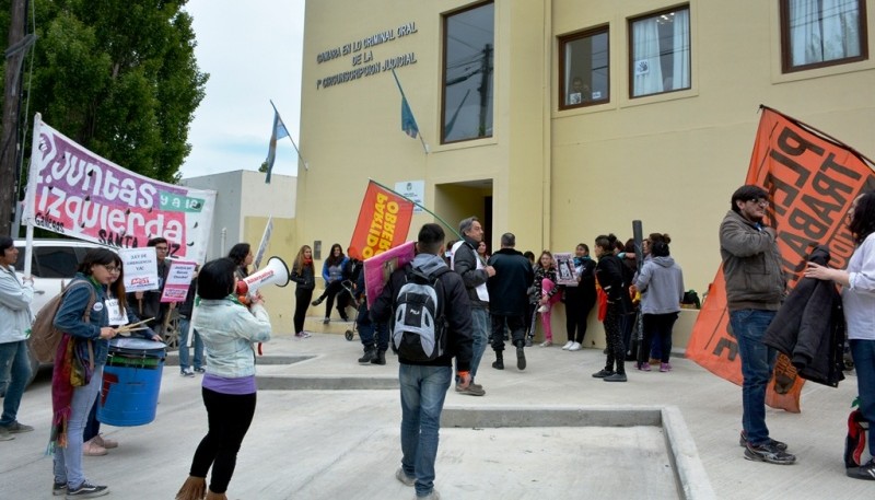 La Mesa de Mujeres se congregó en la puerta de la Cámara en lo Criminal. (Foto: C.R.)