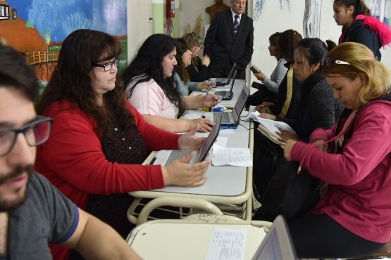 Acamparon más de dos semanas para inscribir a niños en escuelas secundarias