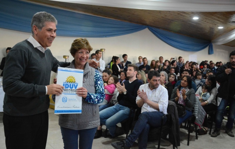 González encabezó el acto de entrega de certificados. 