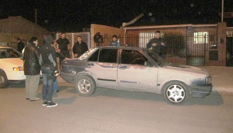 Momento en que iban a requisar el rodado en el que circulaba Aguada.