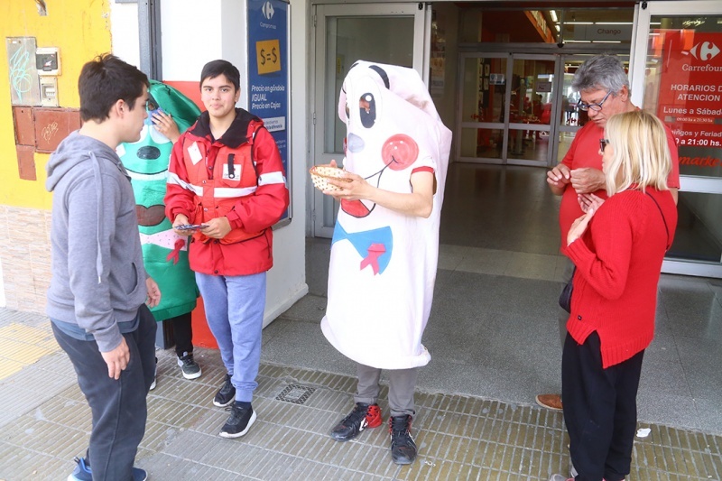 Realizaron entrega de preservativos en la calle y folletos de concientización. (C.G) 