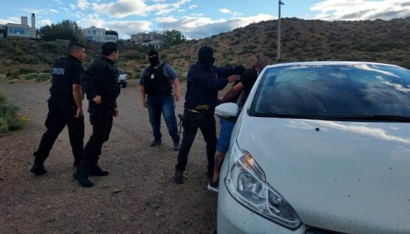 El personal policial procedió a su detención en el acceso norte a la localidad sobre la Ruta Nacional Nº3 cuando el malviviente identificado como el “Gordo” Ezequiel intentaba salir de la Provincia. Sobre el sujeto pesan, además de los hechos de daños y robo en el Jardín Maternal, otros tantos delitos hasta con el uso de arma de fuego. La detención se produjo el último jueves pasadas las 19:00 cuando intentaba salir de la Provincia junto a una mujer; de manera inmediata fue puesto a disposición de la Justicia, teniendo en cuenta que tenía pedido de captura por parte del Juez de Primera Instancia Dr. Gabriel Contreras. El procedimiento estuvo a cargo de personal de la DDI Caleta Olivia a cargo del comisario Pablo Méndez.  El hecho por el cual se lo detuvo fue hace aproximadamente tres meses, cuando el ahora detenido habría ingresado al CIC  Virgen del Valle con una hacha para provocar varios daños en las puertas de las salas de los niños como así también sustraer varios elementos. En ese momento el personal especializado lo habría identificado por las cámaras del interior del edificio que tomaron imágenes de lo que acontecía. También se pudo conocer que luego de varias semanas de investigación, la DDI logró establecer que el “Gordo” Ezequiel estaría involucrado en al menos dos robos calificados por el uso de arma de fuego, con intervención del Juzgado de Instrucción Nº2 a cargo del Dr. Gabriel Contreras quien también dispuso su detención. Cabe destacar que para lograr la detención se contó con la colaboración de la Comisaría Ramón Santos, Comando Radioeléctrico, Comisaría Seccional Cuarta, ya que el causante había viajado a la ciudad de Comodoro Rivadavia y personal de la DDI que alertó al paso caminero ya que una vez que el causante estaba ingresando a la ciudad intentó darse a la fuga junto a una mujer. (Fuente y foto: Voces y Apuntes)